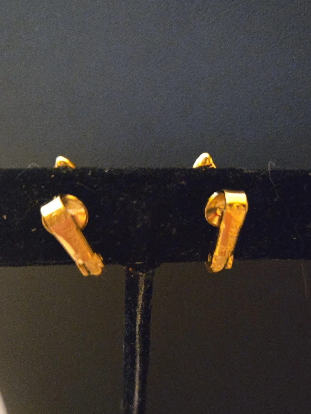 Crown Trifari Gold Leaf Design Women's Clip-on Earrings